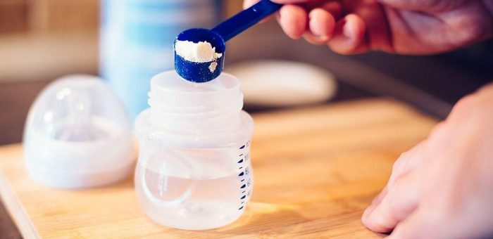 Perhatikan 5 Hal Ini sebelum Memberikan Susu Formula pada Anak